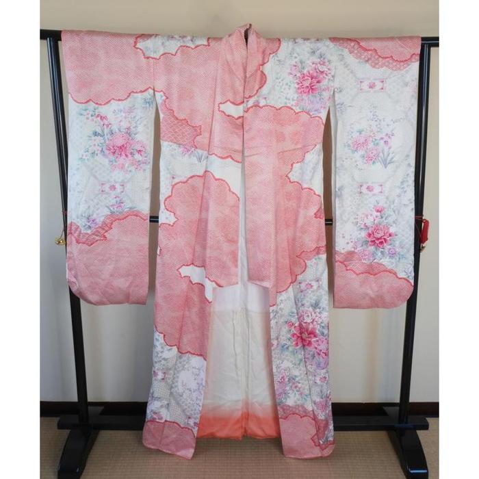 Vintage Furisode Kimono – Pink Floral Pattern, For Height 157–167 cm (maximum height for those who don’t require an ohashori)
