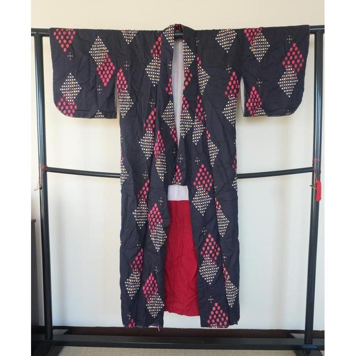 VINTAGE Kimono kosode Black with red pattern For Height 135-145cm (maximum height for those who don't require an ohashori)
