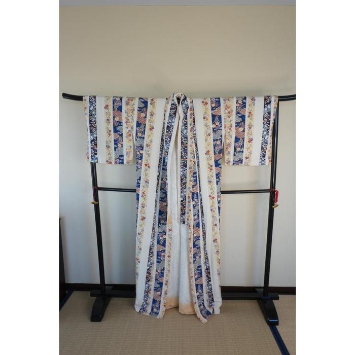 Vintage Japanese Kimono – Multicolor Stripe Pattern, For Height 163–173 cm (maximum height for those who don’t require an ohashori)
