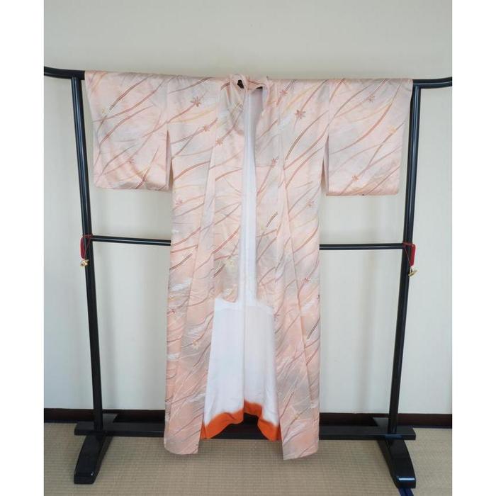 Vintage Japanese Kimono – Soft Pink with Flowing Pattern, For Height 155–165 cm (maximum height for those who don’t require an ohashori)