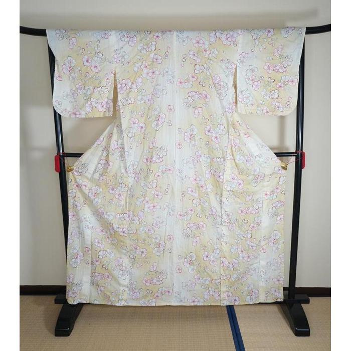 VINTAGE Cream Yukata with Pink Cherry Blossom Pattern, For Height 160-170cm (maximum height for those who don't require an ohashori)