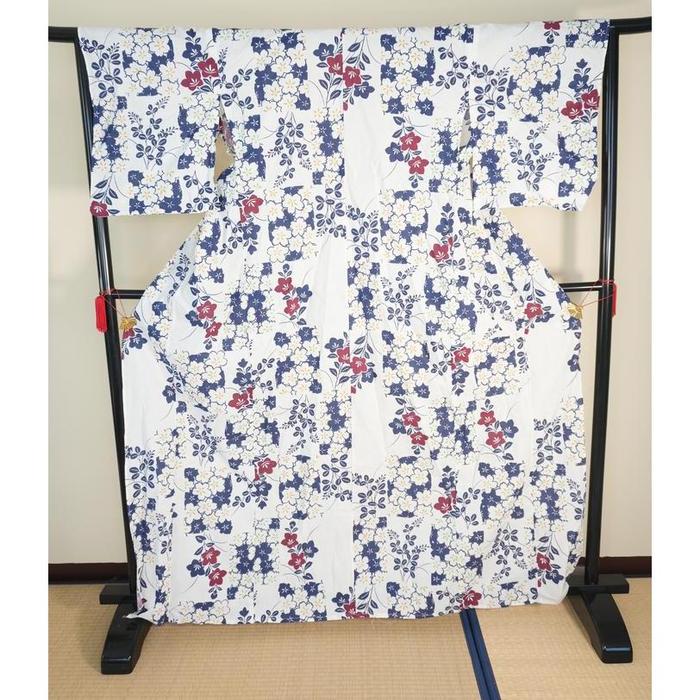 VINTAGE White Yukata with Navy Blue and Burgundy Floral Pattern, For Height 165-175cm (maximum height for those who don't require an ohashori)